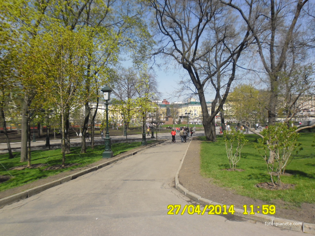 В александровском саду