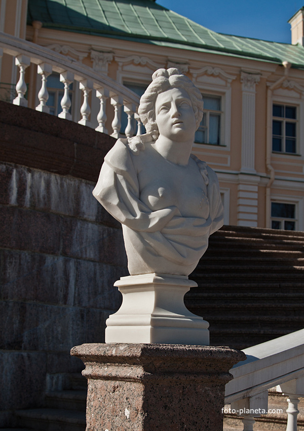 Бюст на лестнице Меншиковского дворца