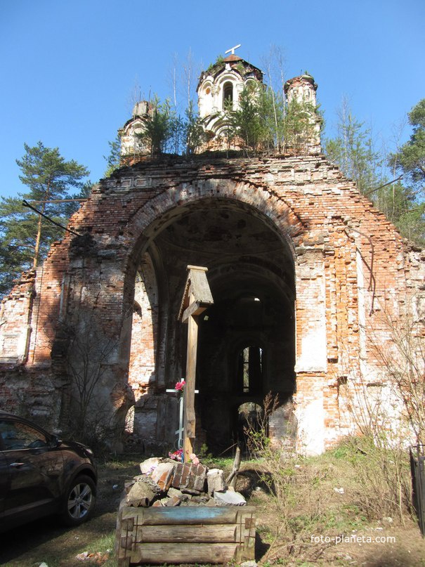 Руины церкви Николая Чудотворца и памятный крест
