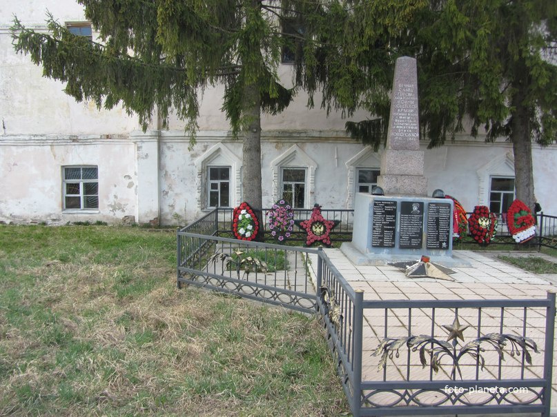 деревня Сырково, памятник защитникам