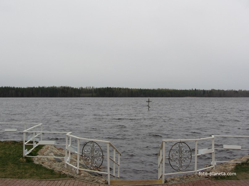 Крест в целебном озере