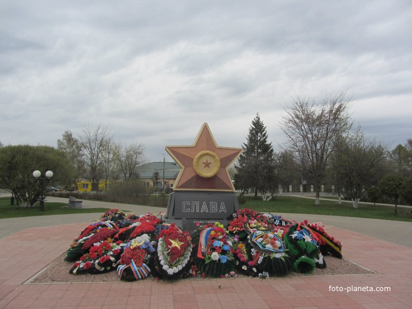 Памятник Слава Героям, другой ракурс