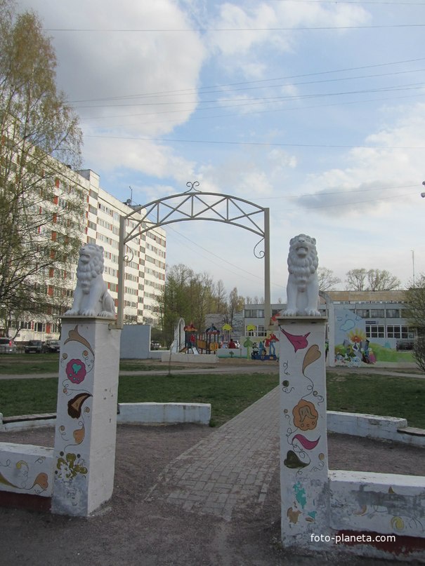 Кировск, дворик бременских музыкантов