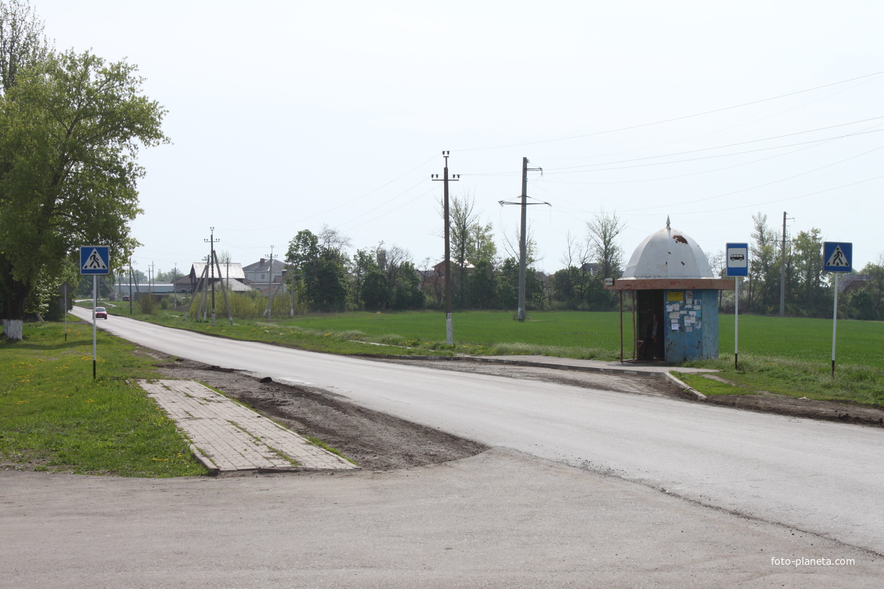 Комсомольский. Автобусная остановка.