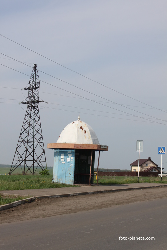 Комсомольский. Автобусная остановка.