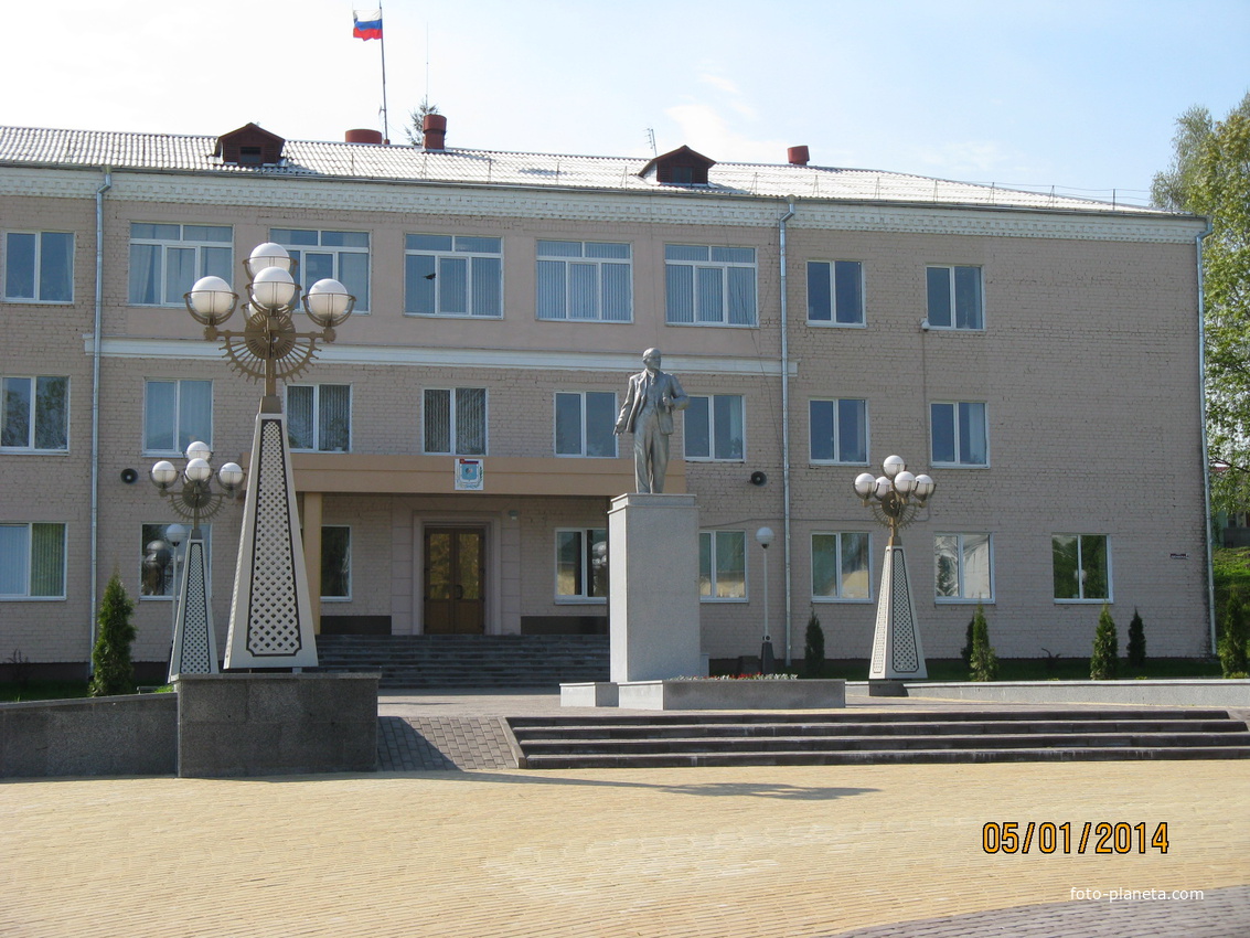 здание администрации Суража и памятник В.И. Ленину