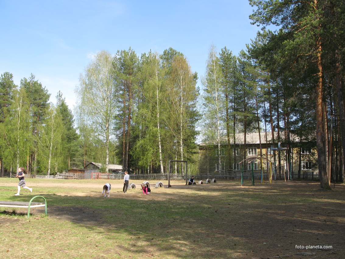 Верхняя Максаковка 2014 - школьный двор