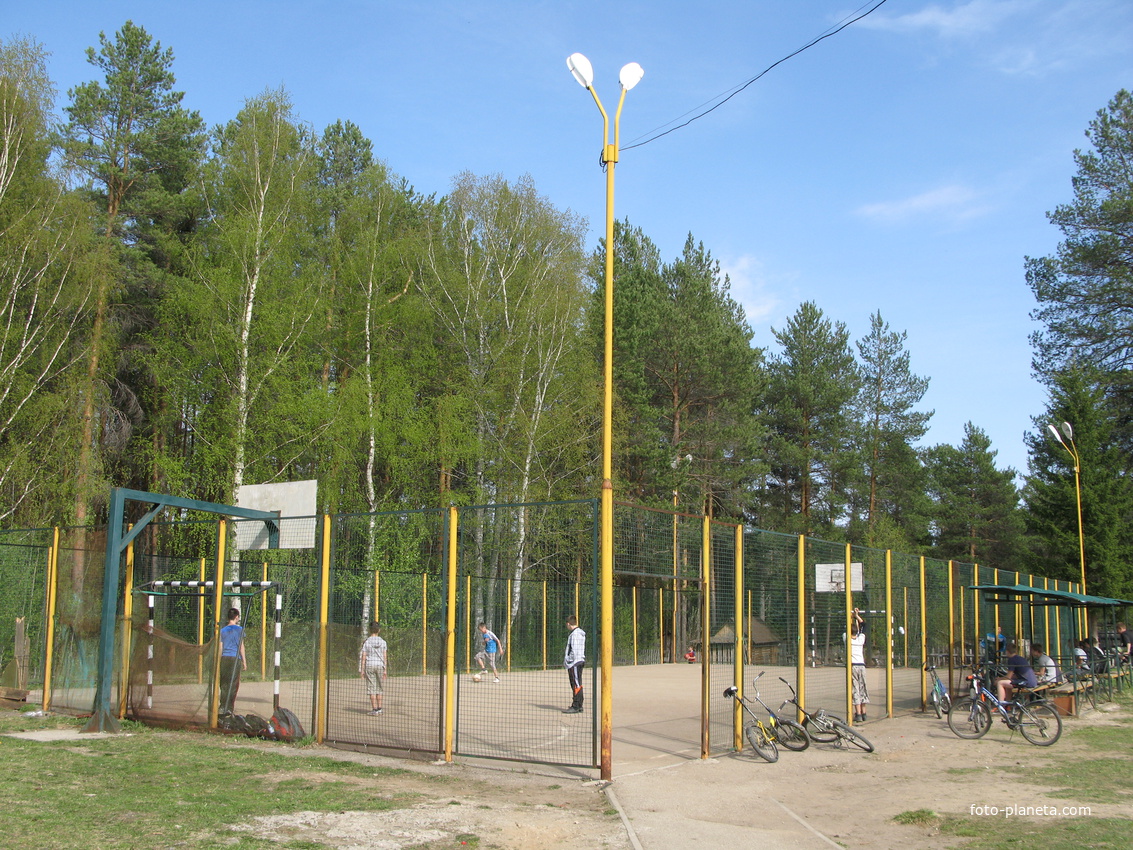 Верхняя Максаковка 2014 - школьный двор