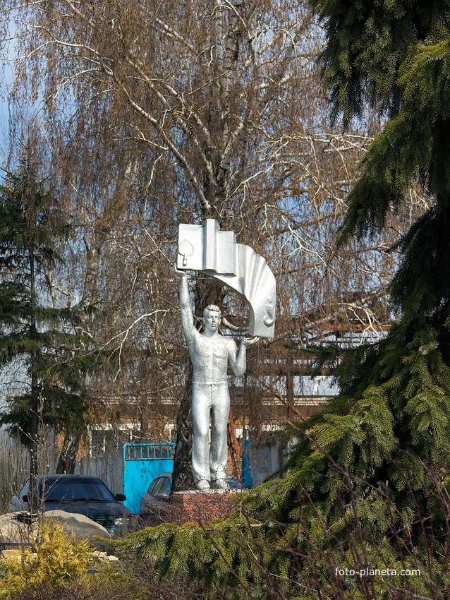 Памятник строителям на улице Ковалева