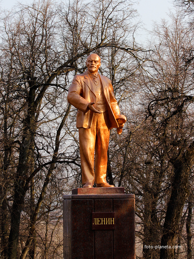 Памятник Ленину на улице Ленина