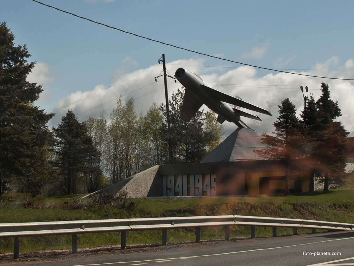 Памятник МиГ-19