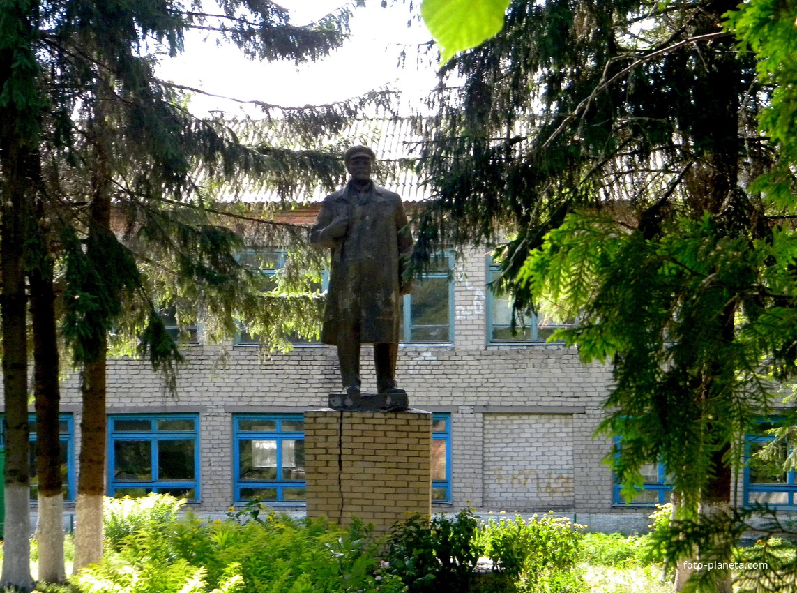памятник Ленина у школы