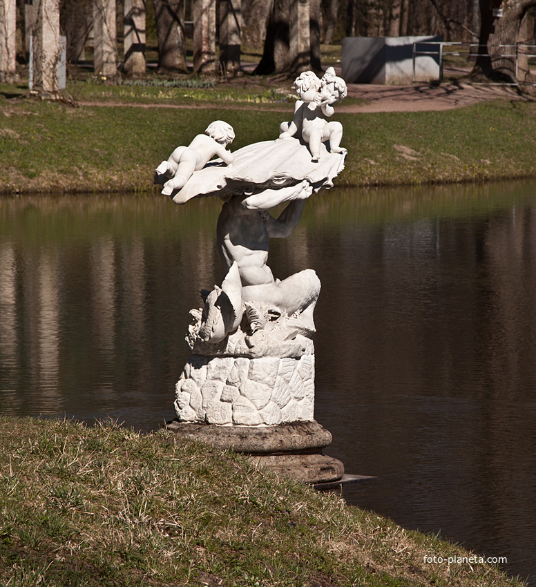 Статуя в Китайском пруду