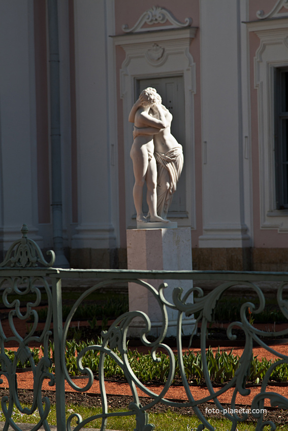 Скульптура возле Китайского дворца