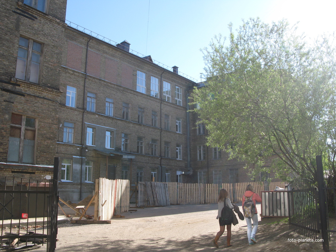 Сыктывкар 2014  - двор школы 4