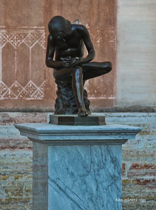 Скульптура мальчика