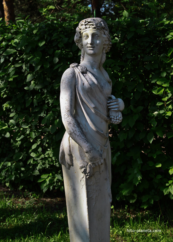 Статуя женщины в Собственном садике