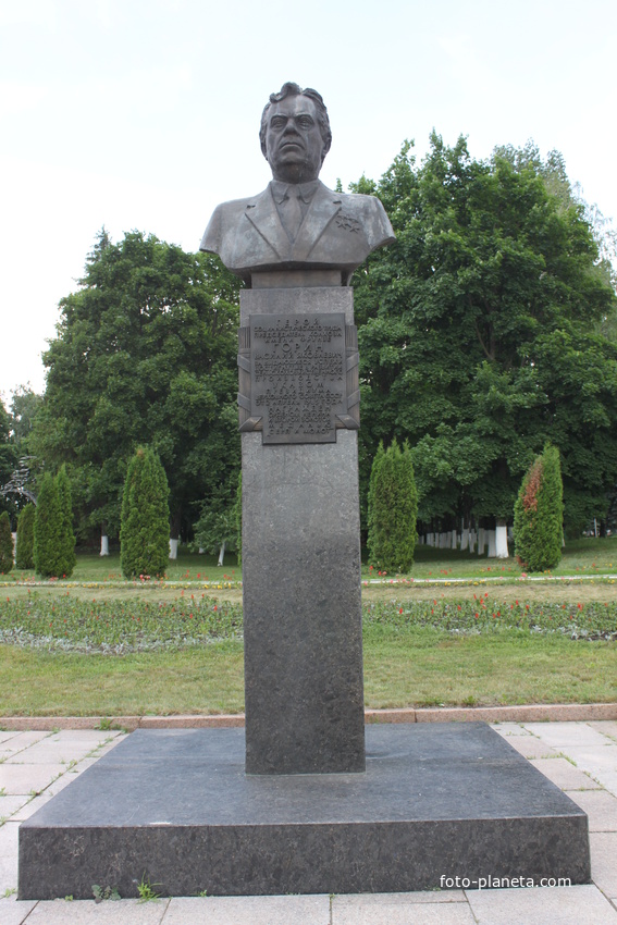 Бессоновка. Памятник дважды Герою Соцтруда В.Горину.