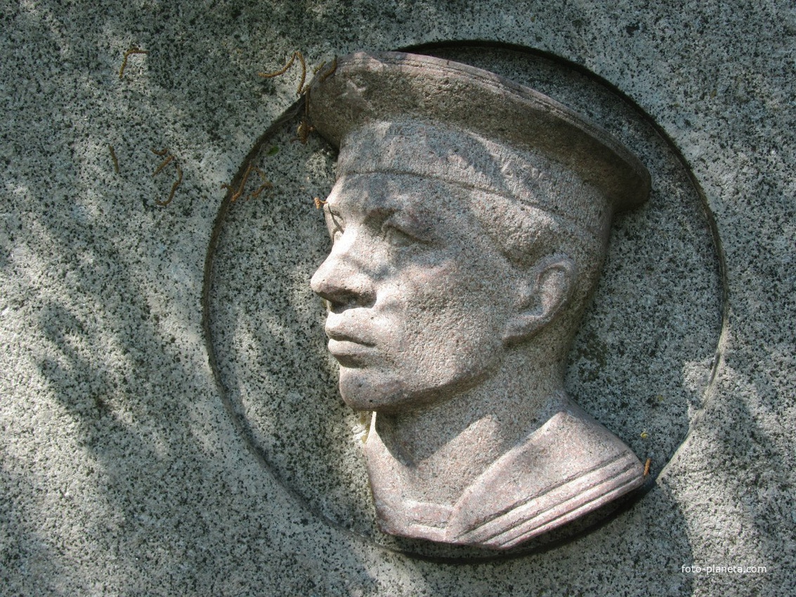 Памятник командиру катера Н. М. Лебедеву. Фрагмент