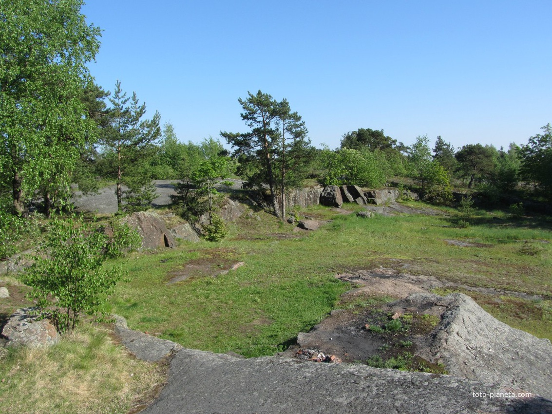 Высоцк, огромный валун со смотровой площадкой( каменное плато ледникового периода) на самом верху его