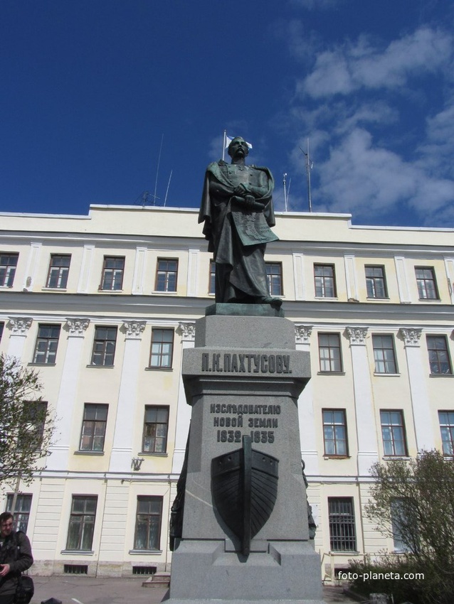 Памятник Пахтусову