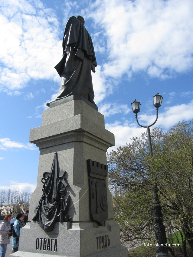 Памятник Пахтусову, другой ракурс