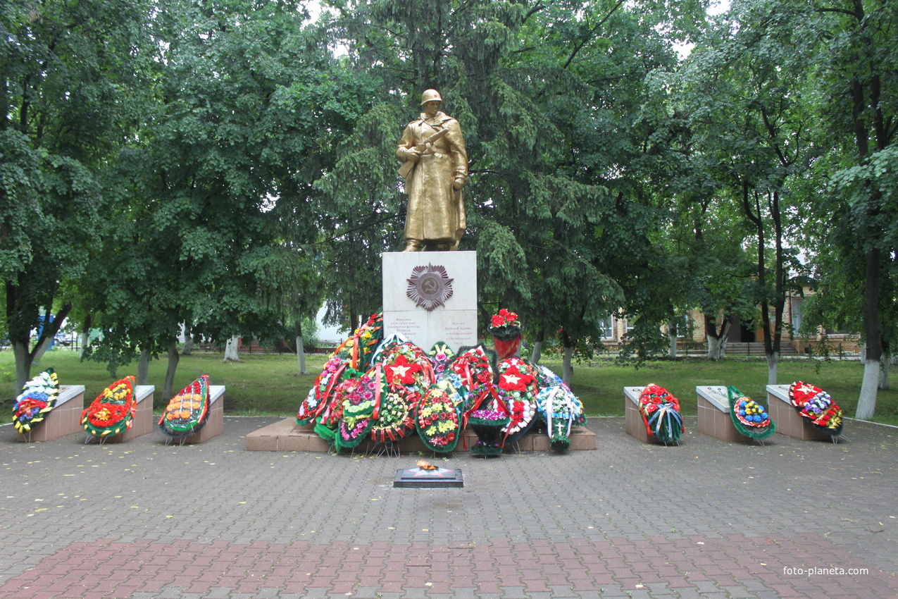 Октябрьский. Аллея славы героев войны и труда.