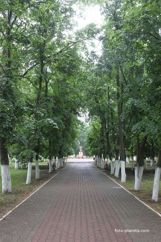 Октябрьский. Аллея славы героев войны и труда.