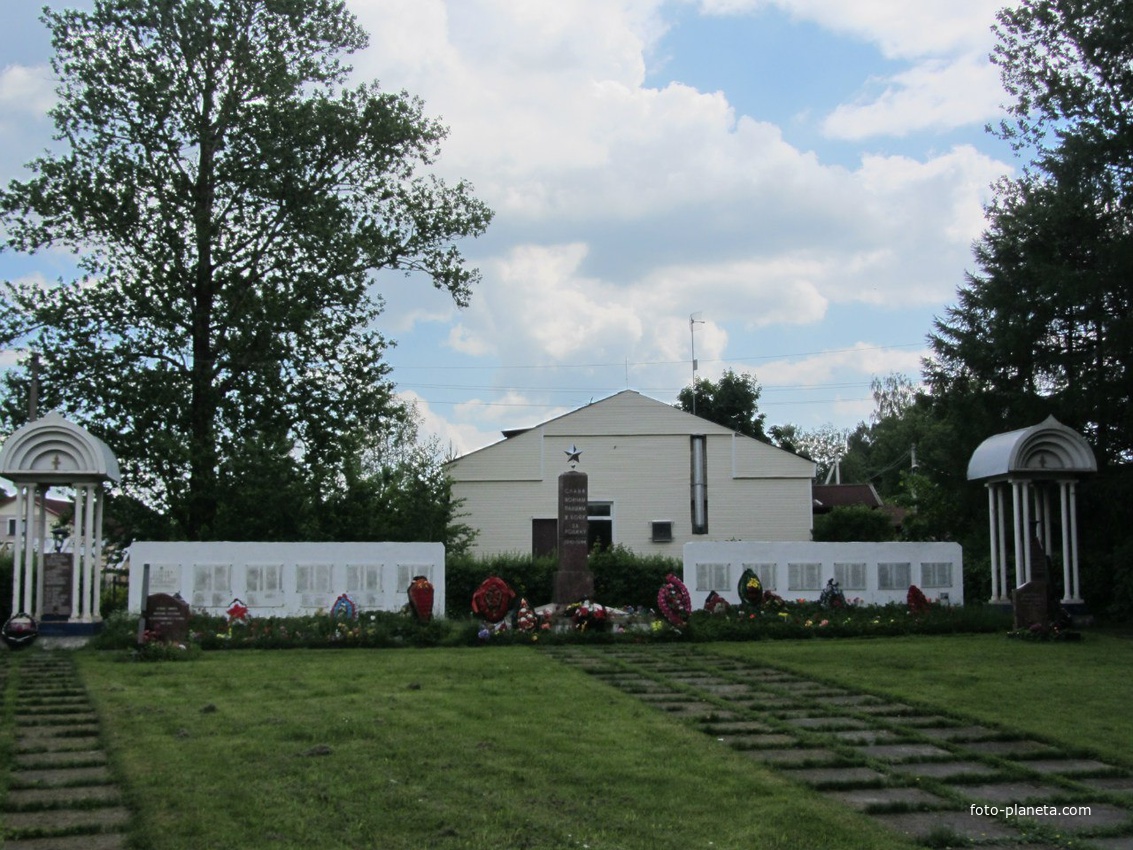 Мемориал у церкви