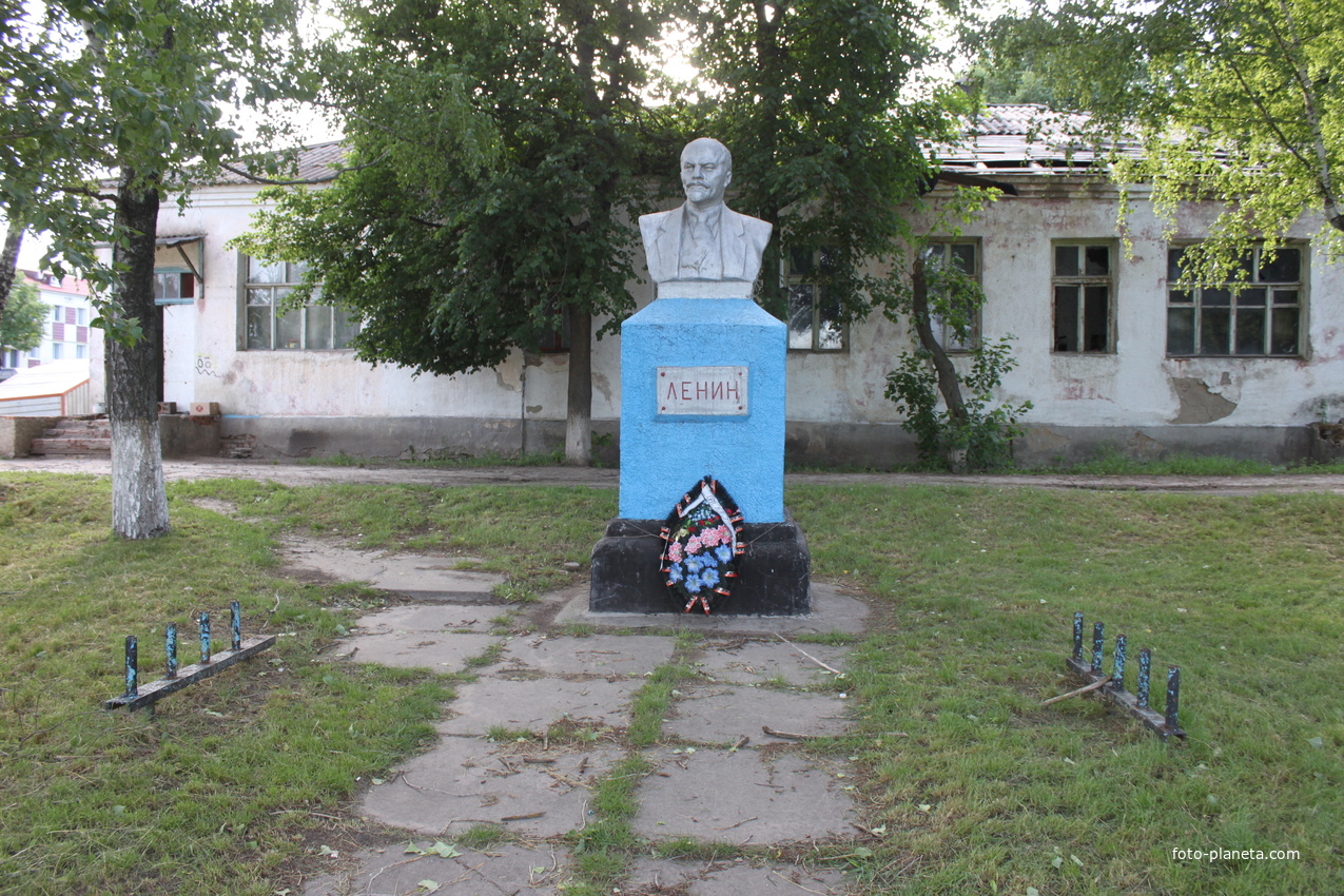 Никольское. Памятник Ленину.