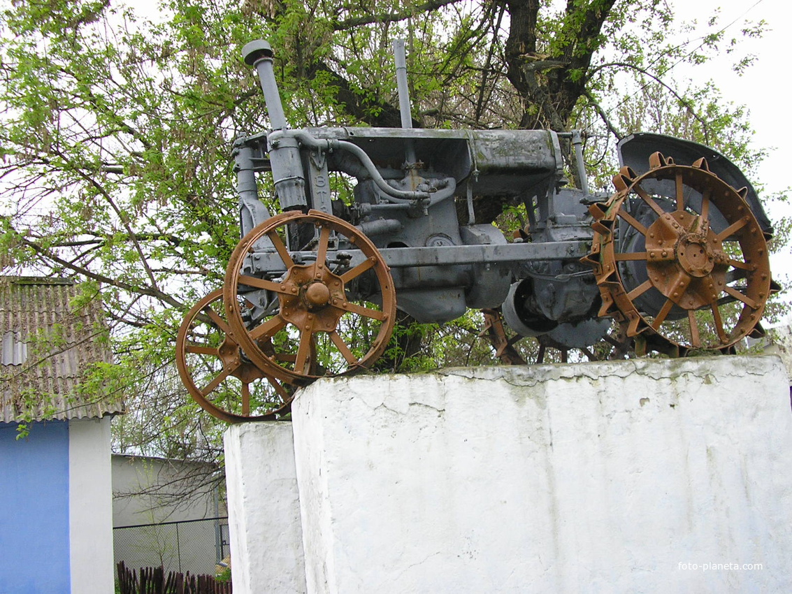 Трактор Універсал біля історико-краєзнавчого музею