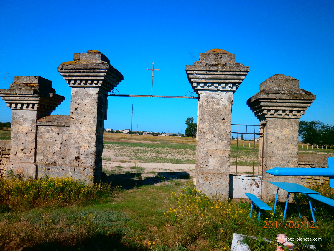 Ворота на &quot;военное&quot; кладбище.