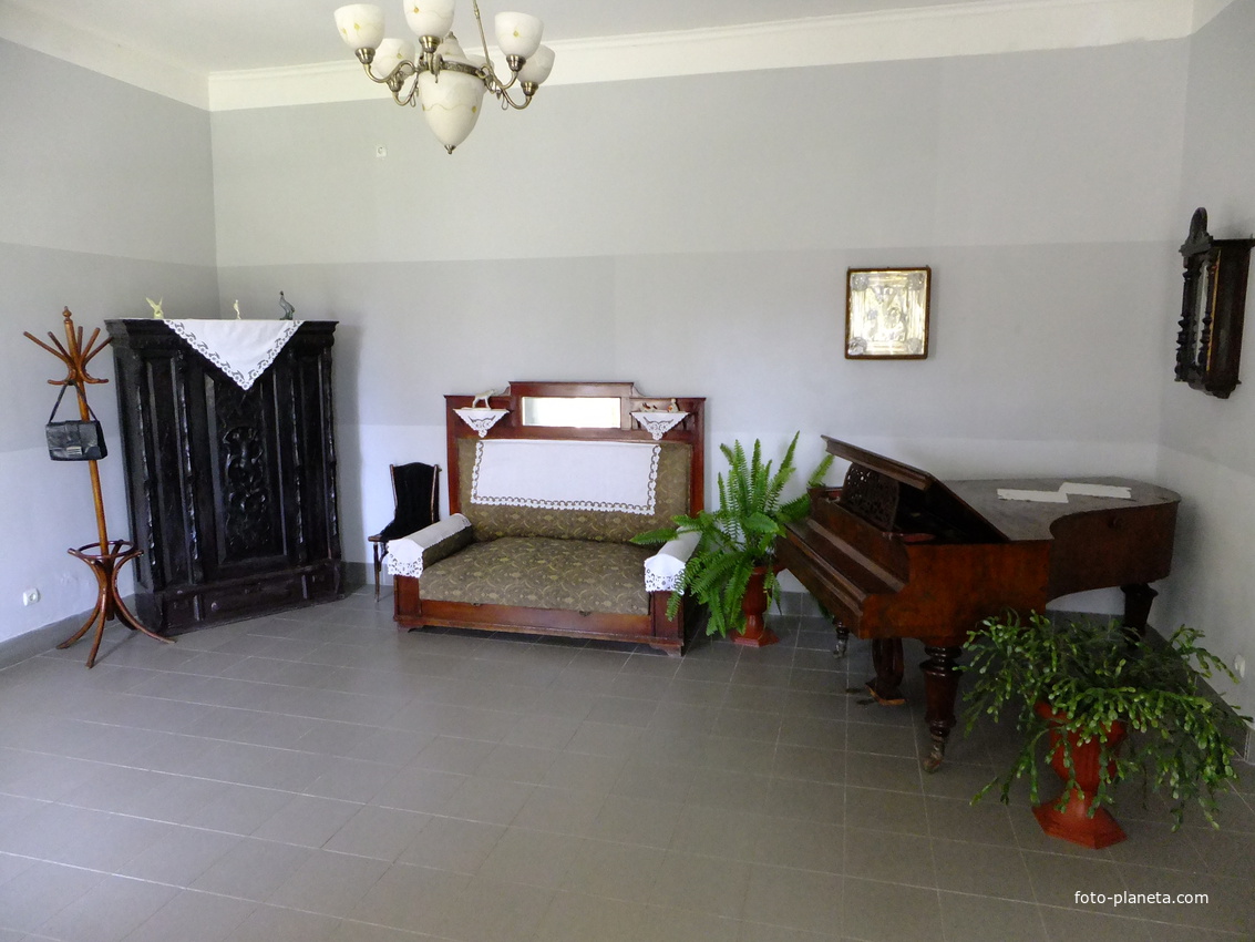 Старинная мебель в музее.