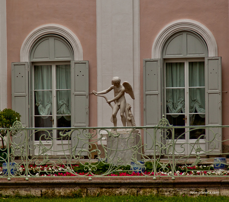 Статуя &quot;Амур с луком&quot;