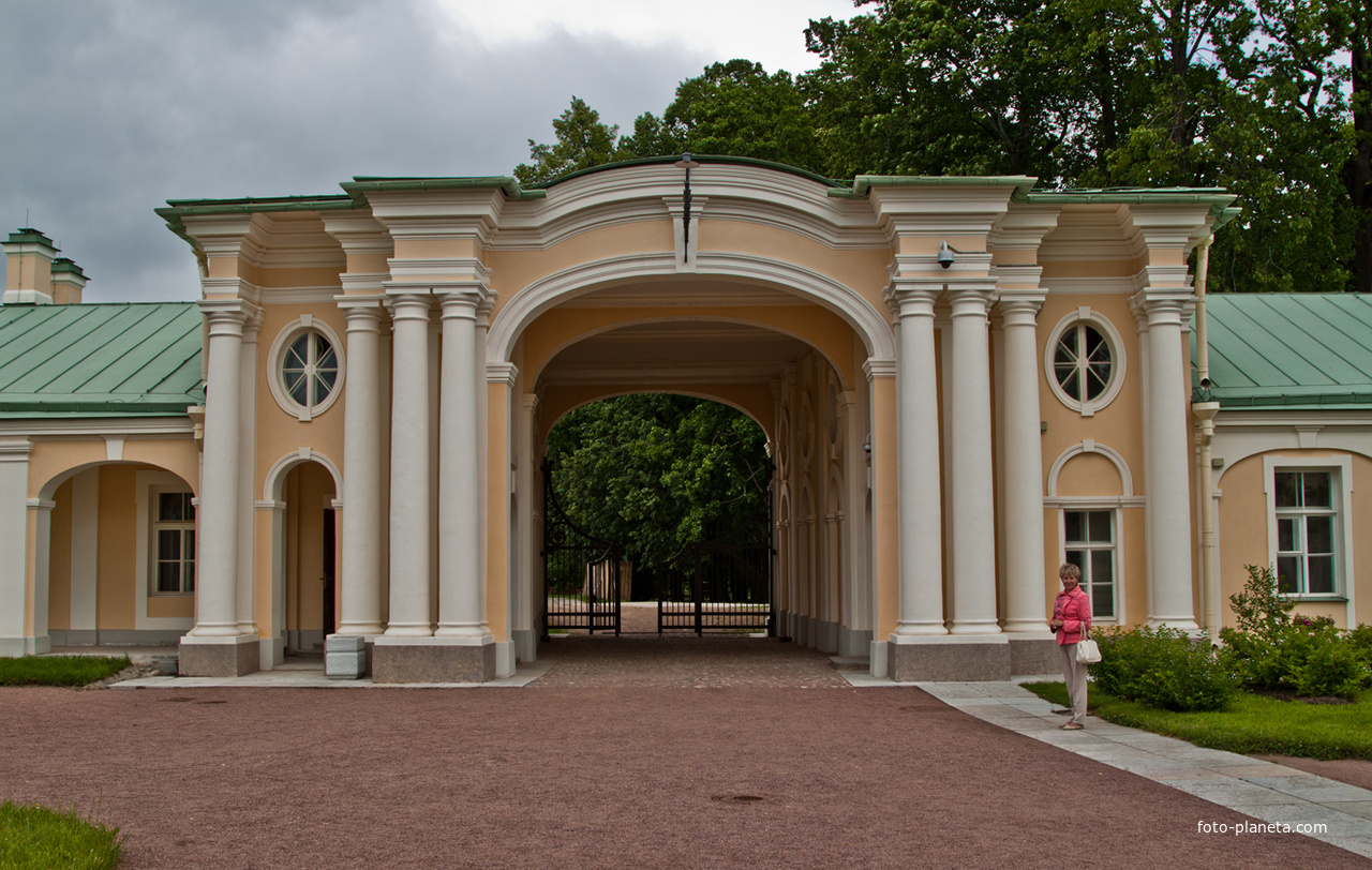 Северные ворота Большого Меншиковского дворца