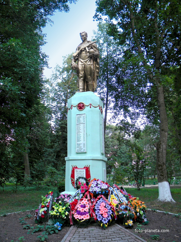 Памятник на братской могиле в поселке Хомутовка