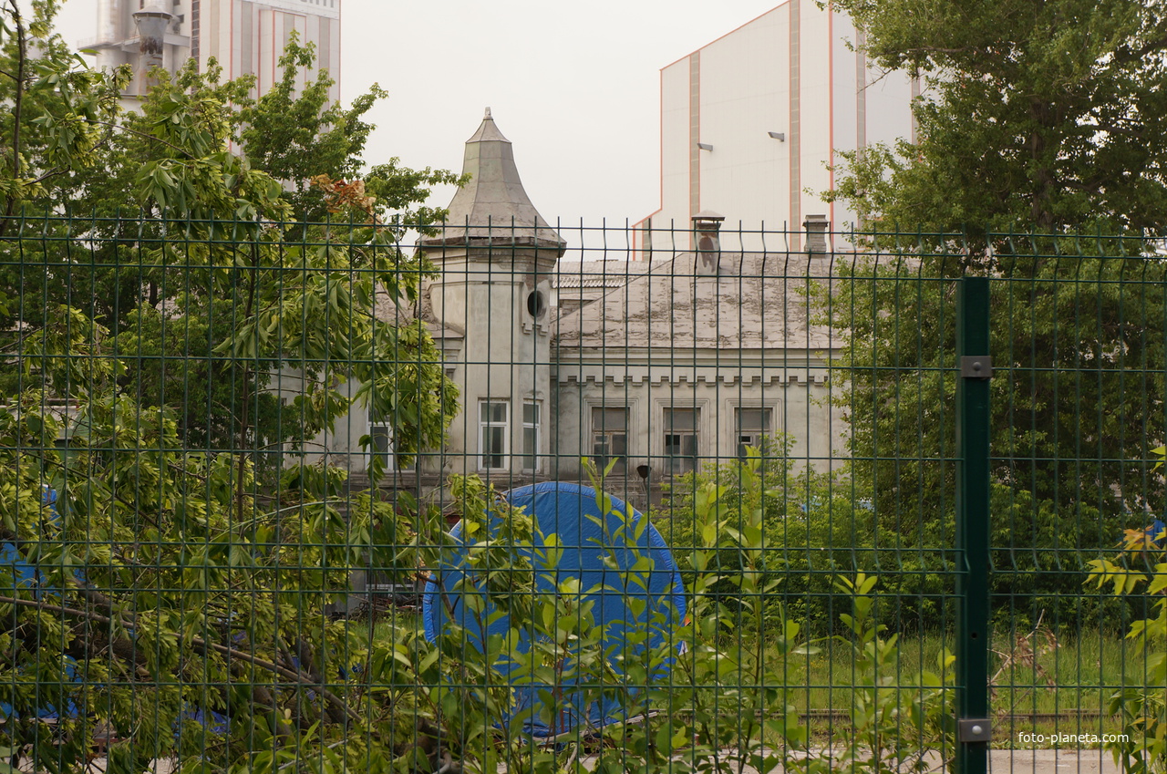 Старое здание цементного завода