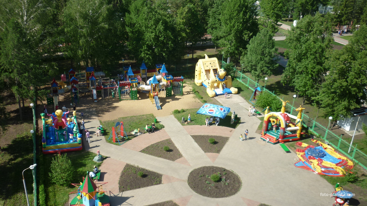 игровая зона для детей в парке атракционов
