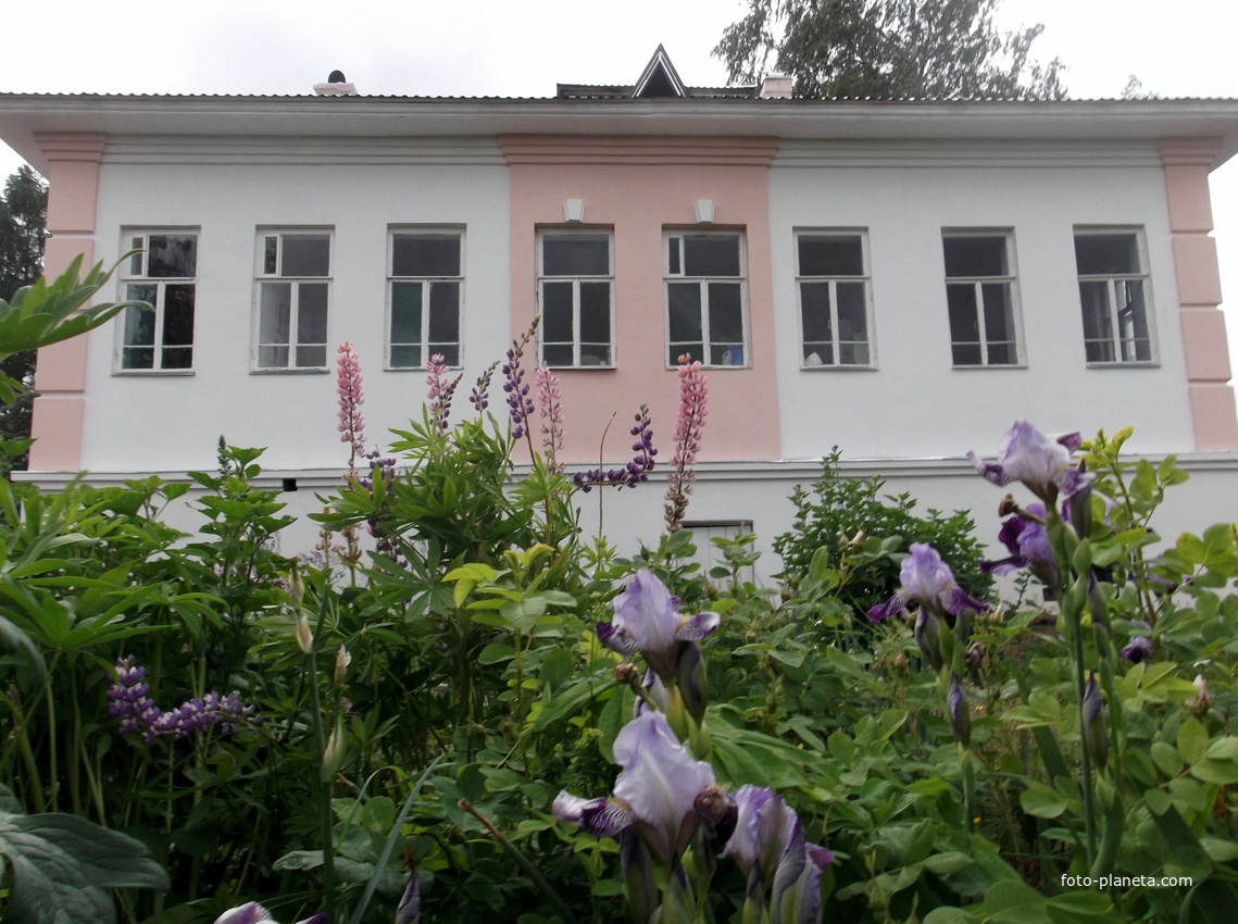 Главный фасад исторического здания усадьбы Долматово.
