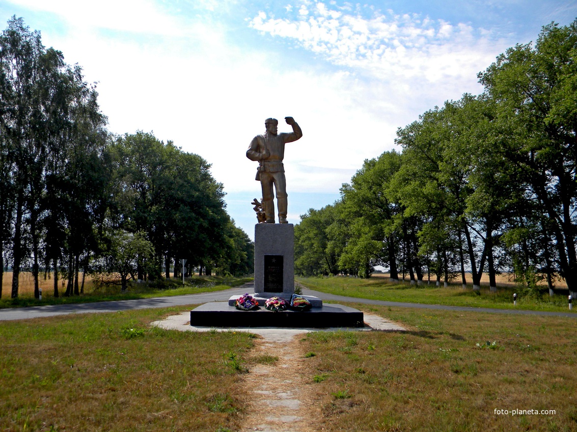 Памятник Партизанам на окраине поселка Хомутовка