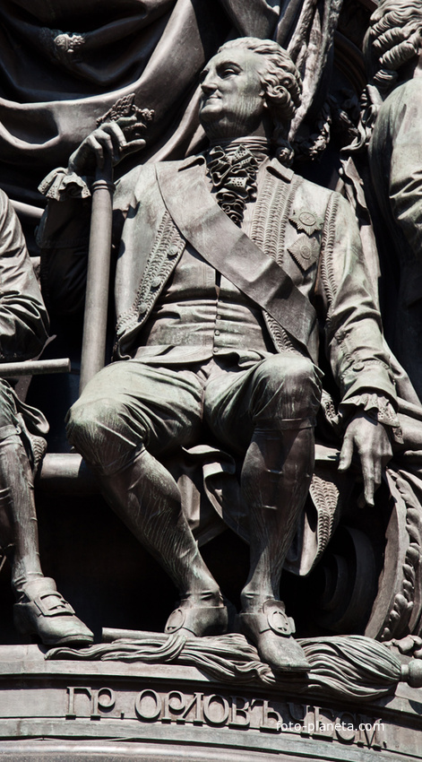 Скульптура графа Орлова на памятнике Екатерине Великой
