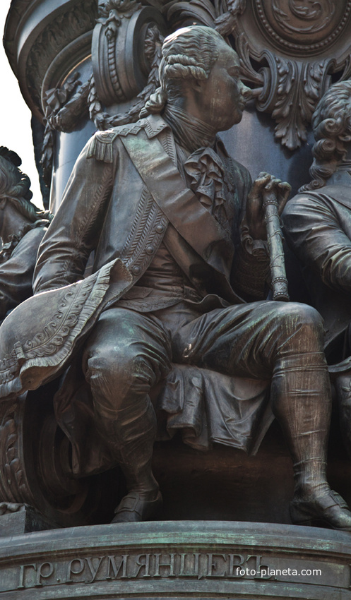 Скульптура графа Румянцева на памятнике Екатерине Великой