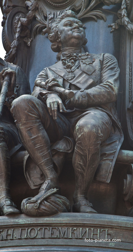 Скульптура князя Потемкина на памятнике Екатерине Великой