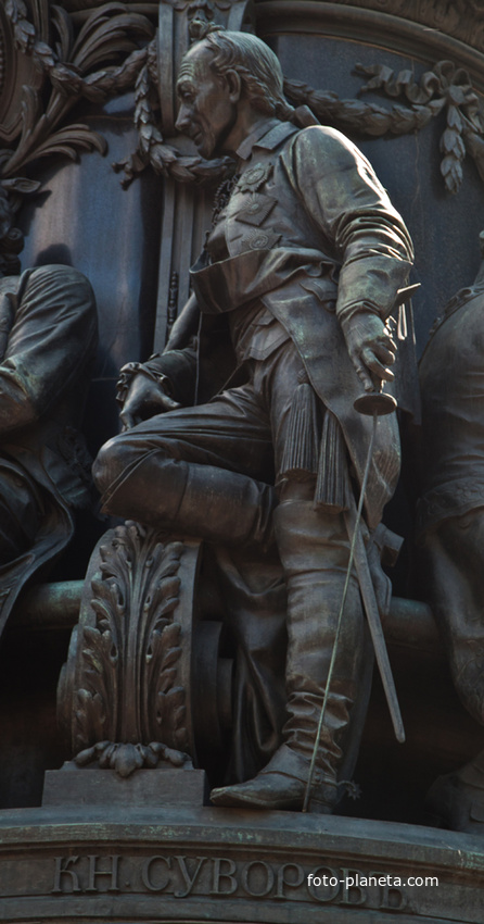 Скульптура князя Суворова на памятнике Екатерине Великой