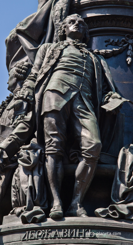 Скульптура поэта Державина на памятнике Екатерине Великой