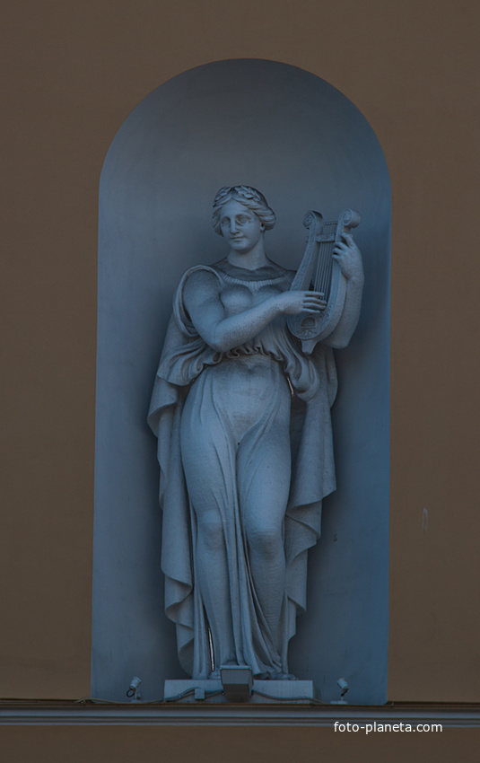 Статуя на Александринском театре