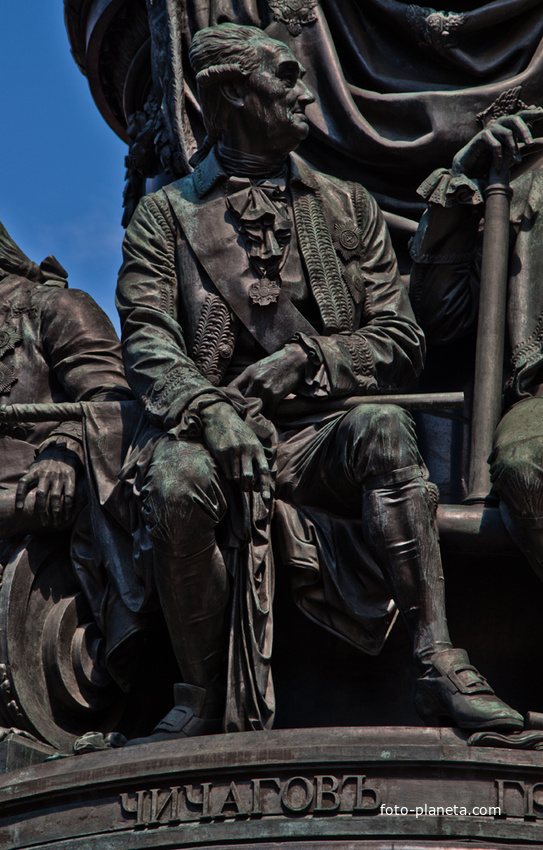Скульптура Чичагова на памятнике Екатерине Великой