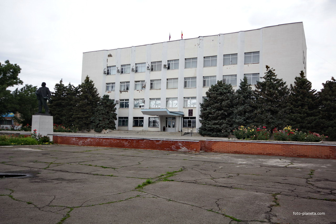 Константиновск. Центральная площадь и администрация