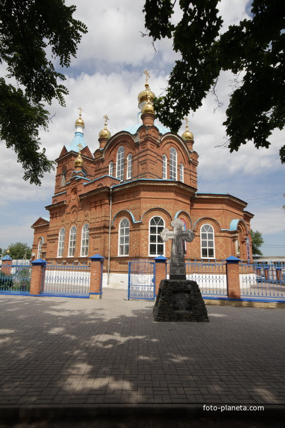 Свято -Покровский храм и поклонный крест
