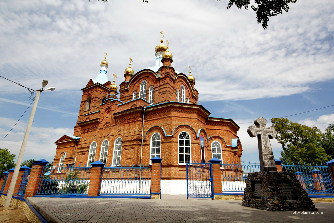 Свято-Покровский храм и поклонный крест